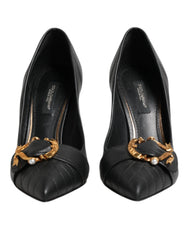 Dolce & Gabbana Devotion sorte læder pumps med den ikoniske gyldne hellig hjerte udsmykning på spids tå.