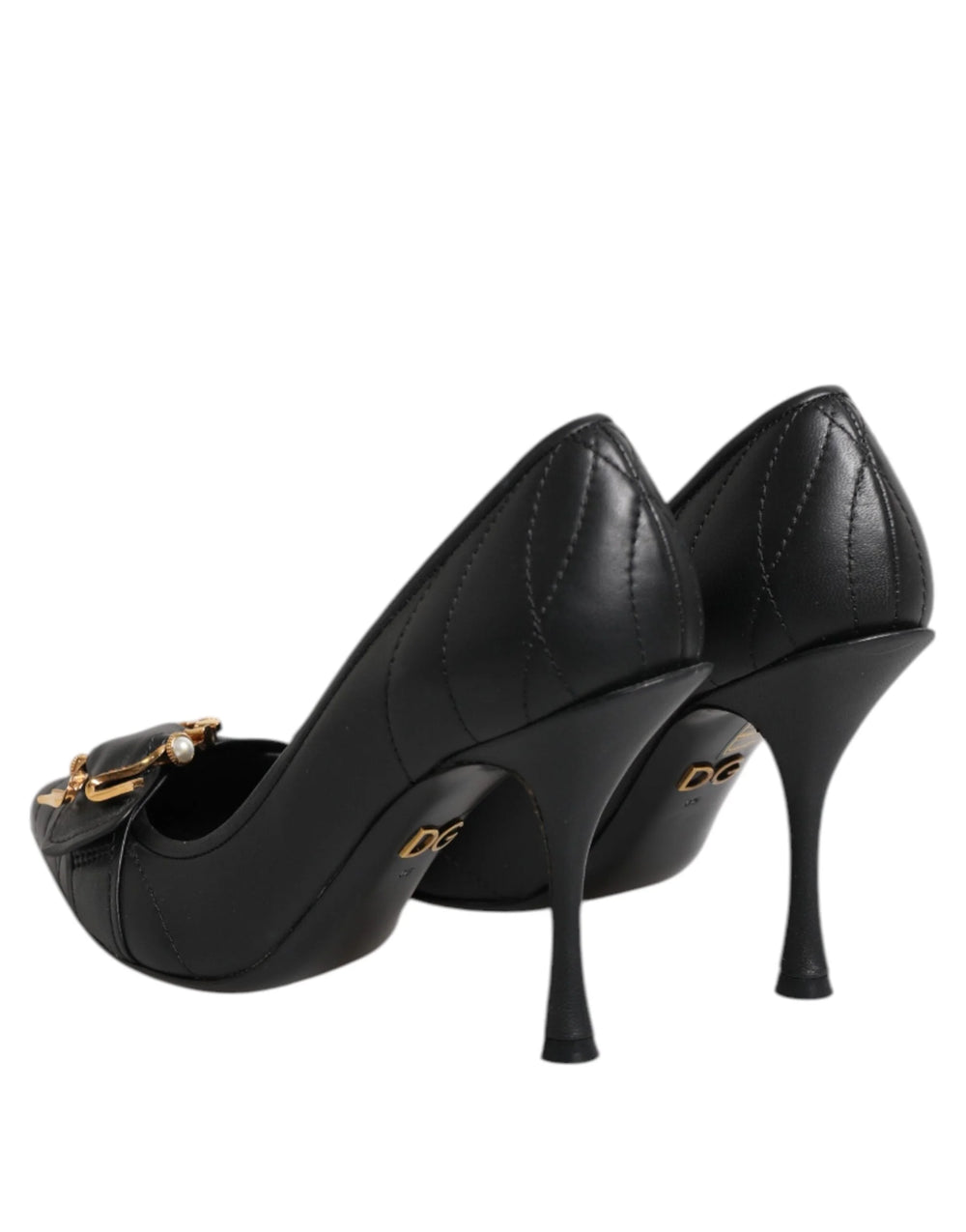 Oversigtsbillede af Dolce & Gabbana sorte læder stilet pumps, der viser det mærkede indersål og spidse tå design.