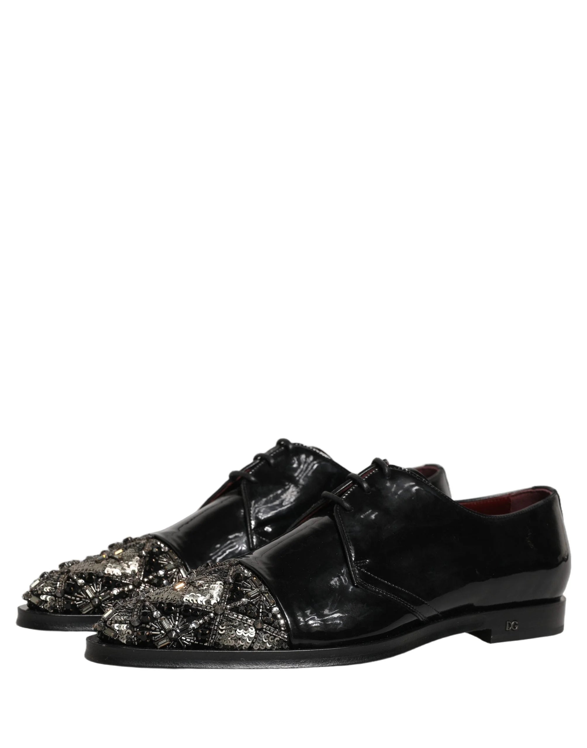Θέα από πάνω των διακοσμημένων Derby παπουτσιών Dolce & Gabbana που δείχνουν το σχήμα της μύτης αμυγδάλου και την επένδυση από premium δέρμα.