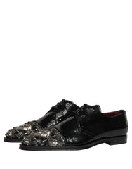 Θέα από πάνω των διακοσμημένων Derby παπουτσιών Dolce & Gabbana που δείχνουν το σχήμα της μύτης αμυγδάλου και την επένδυση από premium δέρμα.