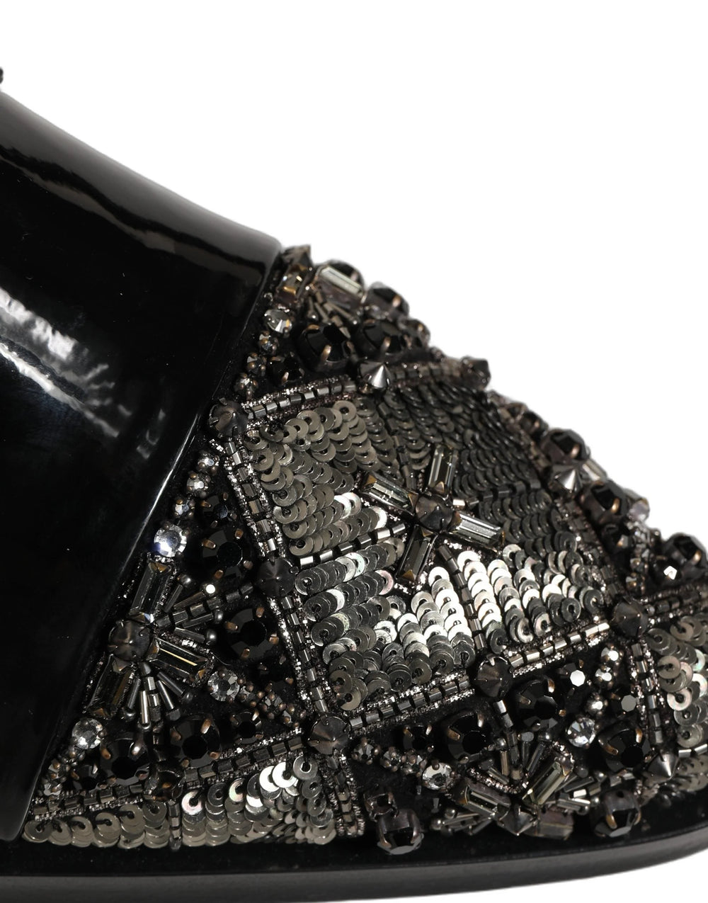 Dolce & Gabbana μαύρα δερμάτινα ανδρικά Derby dress shoes με κρυστάλλινα διακοσμητικά στοιχεία και κλασικό μπροστινό κλείσιμο με κορδόνια.