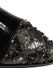 Dolce & Gabbana μαύρα δερμάτινα ανδρικά Derby dress shoes με κρυστάλλινα διακοσμητικά στοιχεία και κλασικό μπροστινό κλείσιμο με κορδόνια.