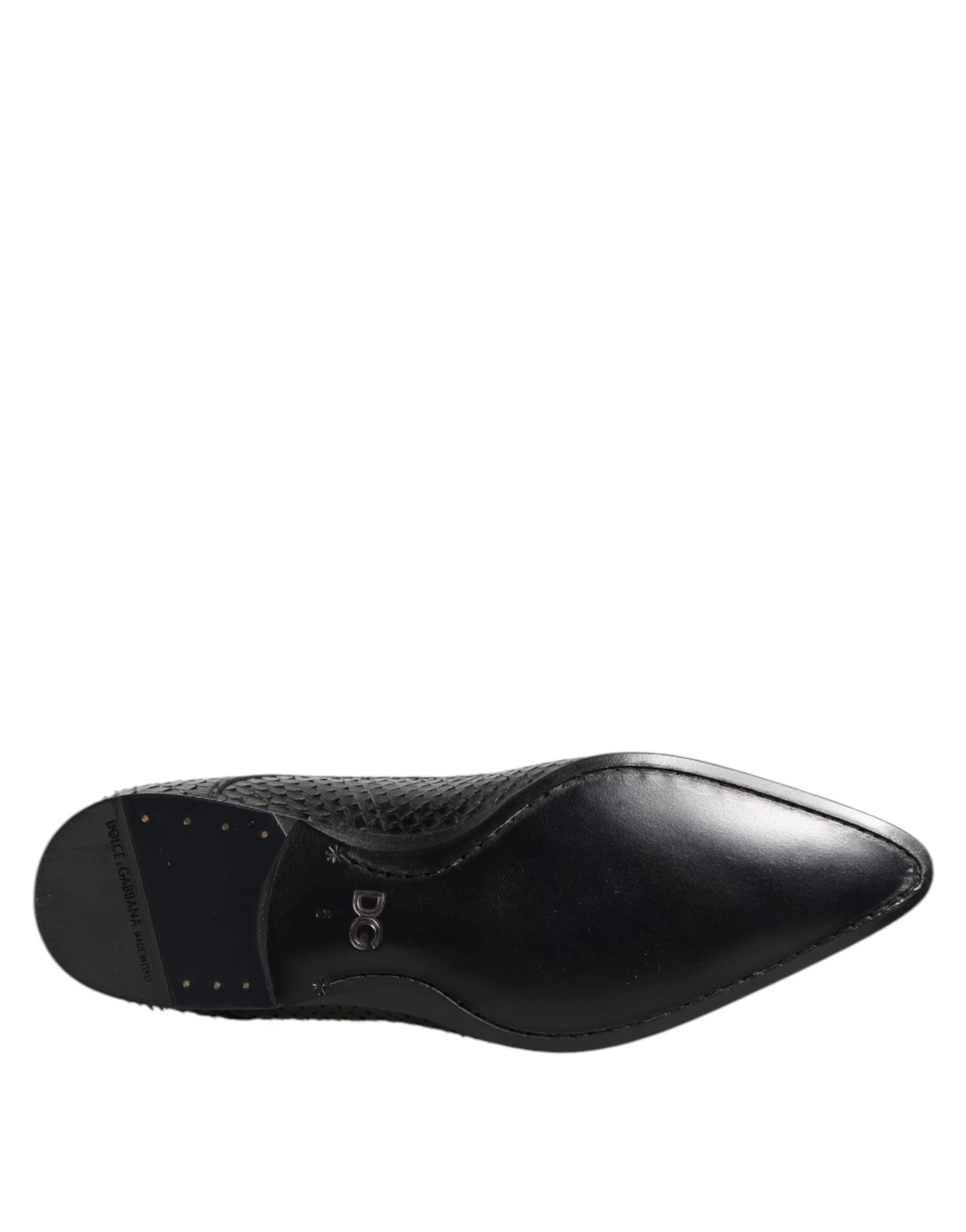 Eingewinkelter Blick auf die schwarzen Derby-Schuhe von Dolce & Gabbana, der die einzigartige Textur der hochwertigen exotischen Haut betont.