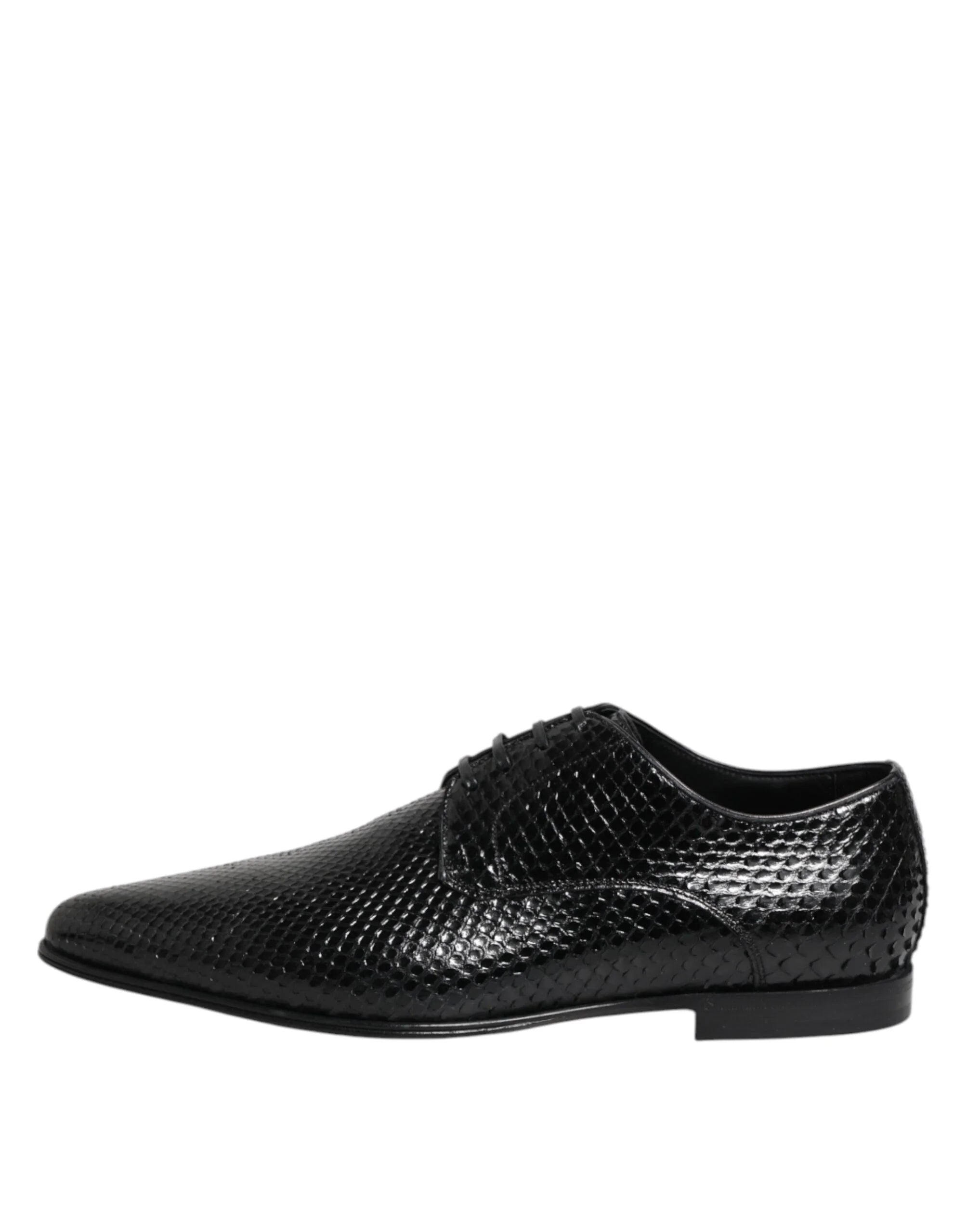 Blick von oben auf die schwarzen Schuhe aus exotischem Leder von Dolce & Gabbana, die die elegante Mandelförmige Zehenpartie und das raffinierte Schnürsystem zeigen.