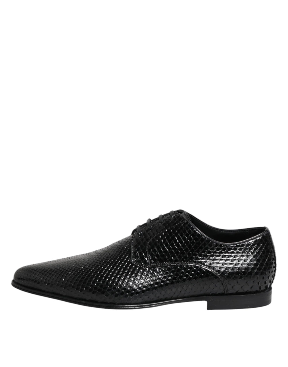 Blick von oben auf die schwarzen Schuhe aus exotischem Leder von Dolce & Gabbana, die die elegante Mandelförmige Zehenpartie und das raffinierte Schnürsystem zeigen.