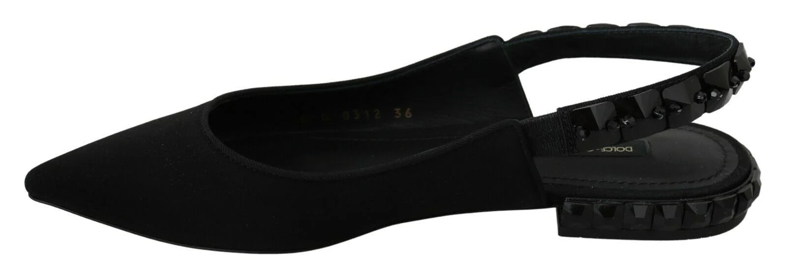 Profil latéral des chaussures plates en charmeuse noire Dolce & Gabbana montrant la bride à brides arrière délicate et la silhouette élégante.