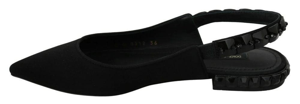 Profil latéral des chaussures plates en charmeuse noire Dolce & Gabbana montrant la bride à brides arrière délicate et la silhouette élégante.