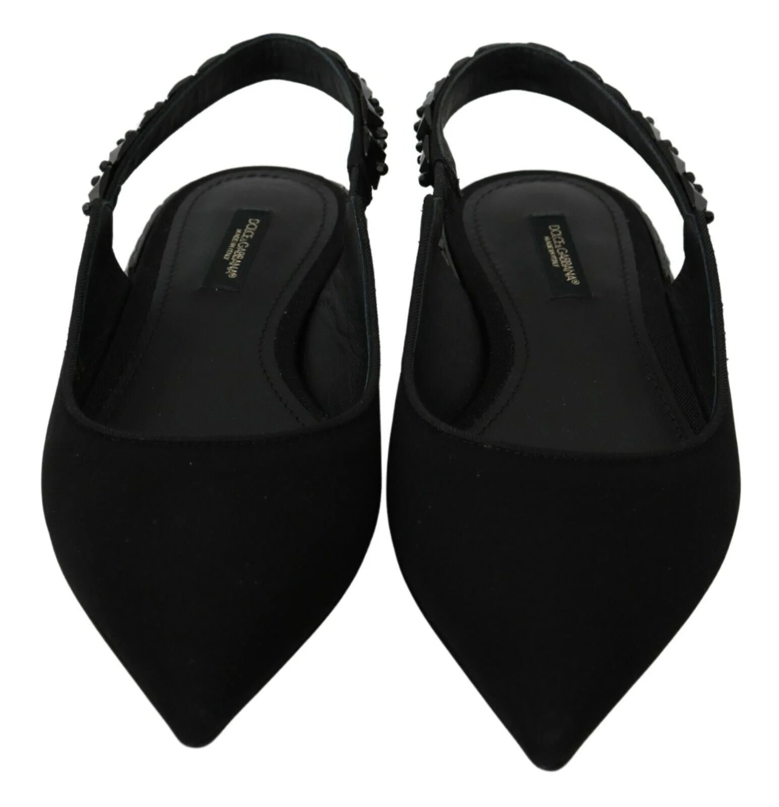 Gros plan du logo Dolce & Gabbana sur la semelle intérieure de ces chaussures plates noires raffinées en mélange de soie.