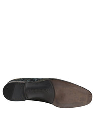 Dolce & Gabbana-mannenschoenen in het zwart met bloemenbrokaat, slip-ons met ingewikkelde textuurpatronen en lederen accenten.