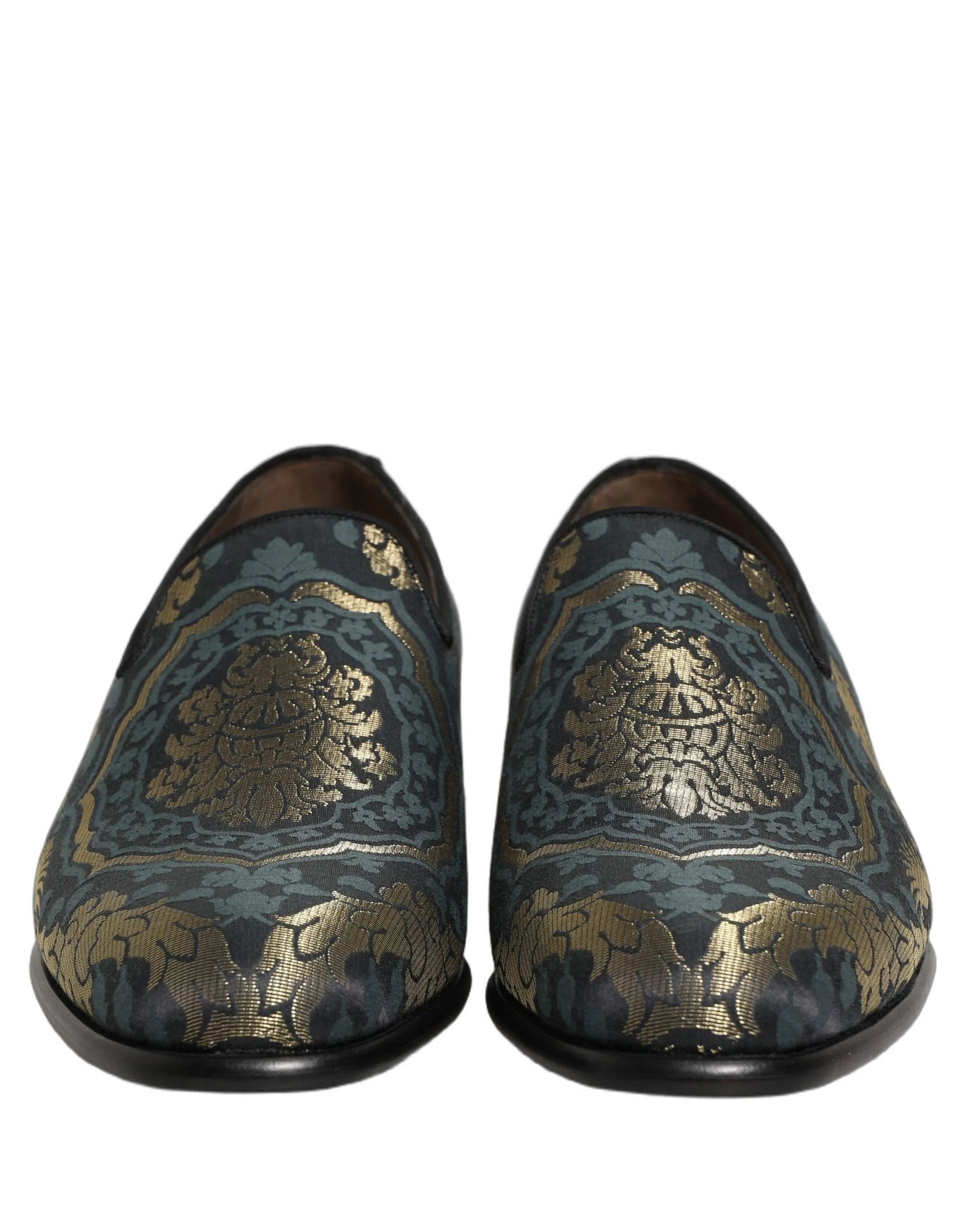 Zijaanzicht van de zwarte brokaatloafers van Dolce & Gabbana, die het elegante silhouet en de lage hak laten zien.