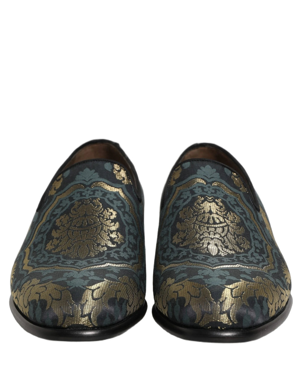 Zijaanzicht van de zwarte brokaatloafers van Dolce & Gabbana, die het elegante silhouet en de lage hak laten zien.