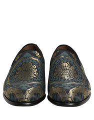 Zijaanzicht van de zwarte brokaatloafers van Dolce & Gabbana, die het elegante silhouet en de lage hak laten zien.