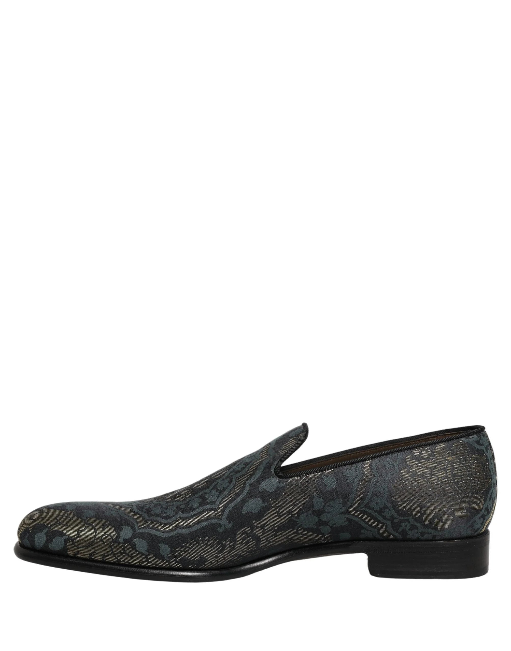 Detailopname van de amandelvormige teen en de getextureerde jacquardweefsel op de Dolce & Gabbana-mannenavondloafers.