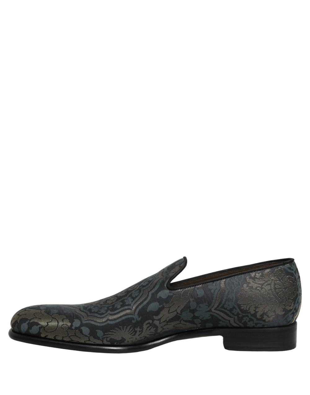 Detailopname van de amandelvormige teen en de getextureerde jacquardweefsel op de Dolce & Gabbana-mannenavondloafers.
