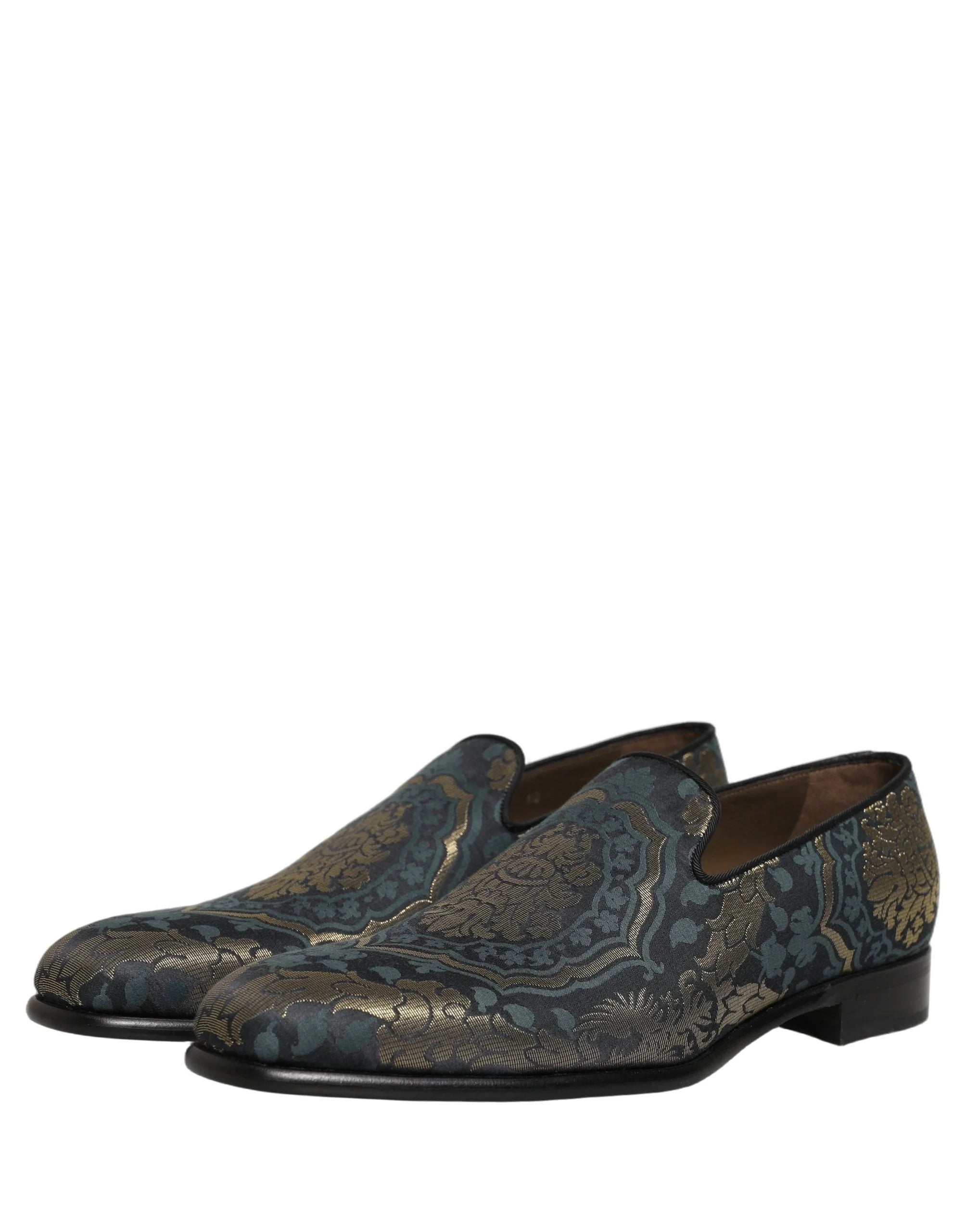 Van bovenaf bekeken Dolce & Gabbana-slip-ons, die de gewatteerde satijnvoering en het gelabelde leren binnenzool onthullen.