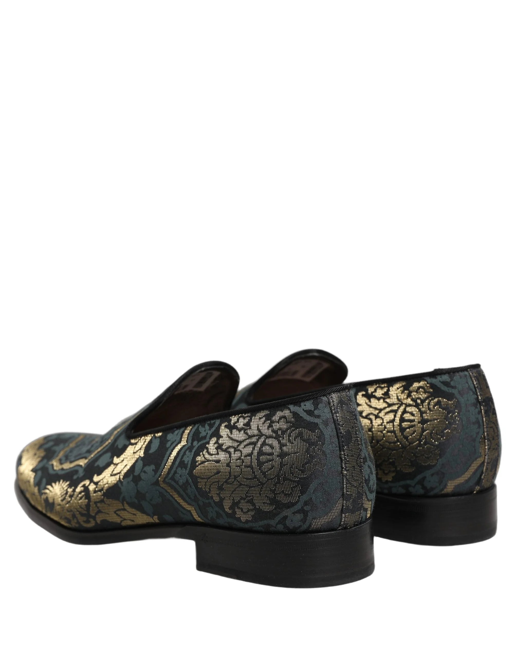 Close-up van de luxe zwarte bloemenbrokaatstof en het precieze tonale stiksel op deze Dolce & Gabbana-loafers.