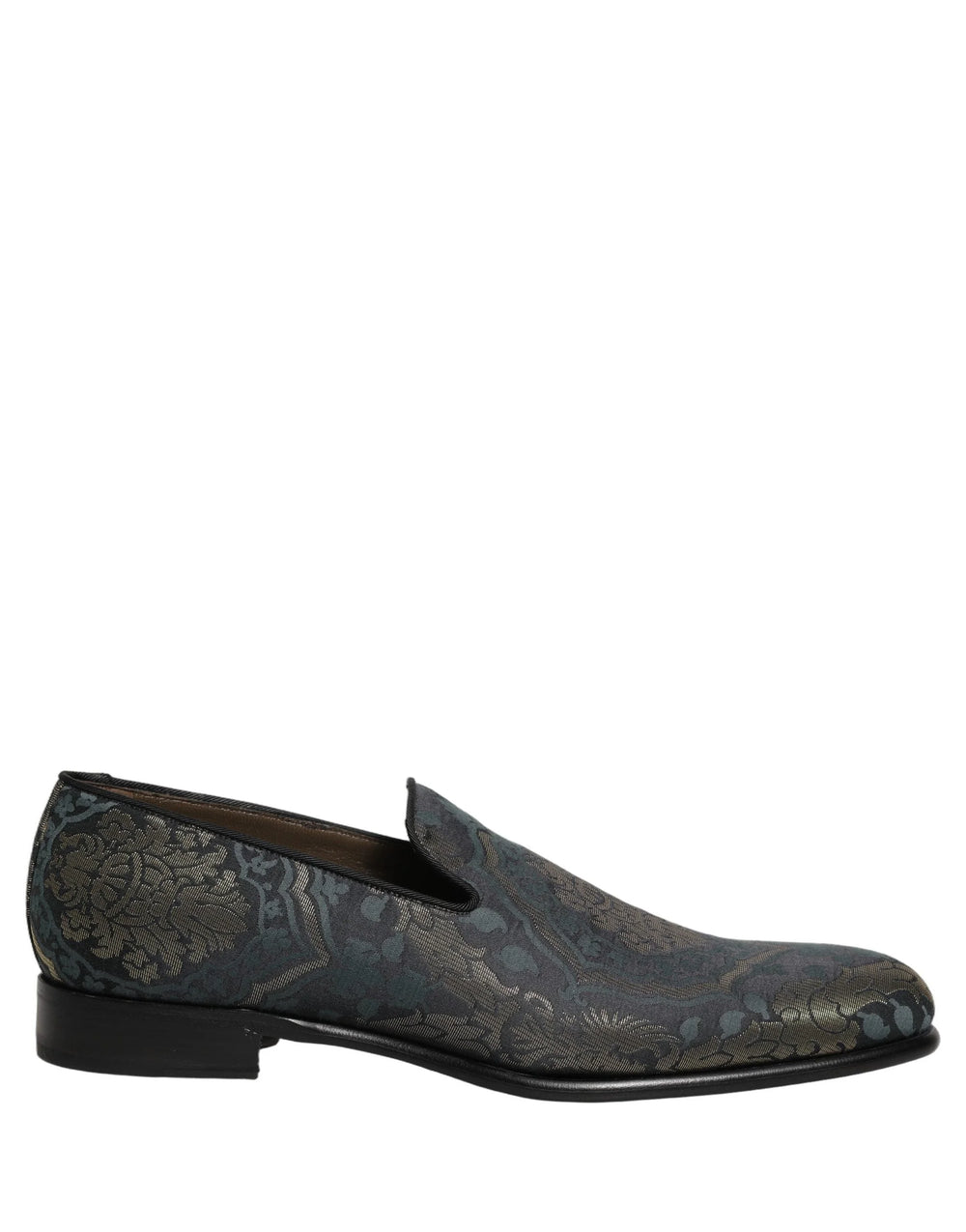 Schuin studio-opname van de zwarte brokaatloafers van Dolce & Gabbana, een bewijs van verfijnde avond elegantie.