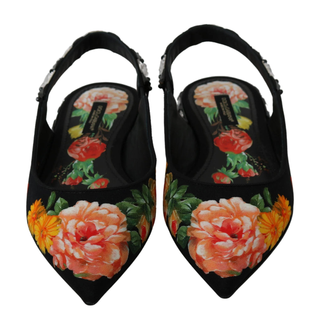 Lähikuva monimutkaisesta kristallikukkakoristeesta ja teksturoidusta viskoosikankaasta Dolce & Gabbana -luksusballerinoissa.