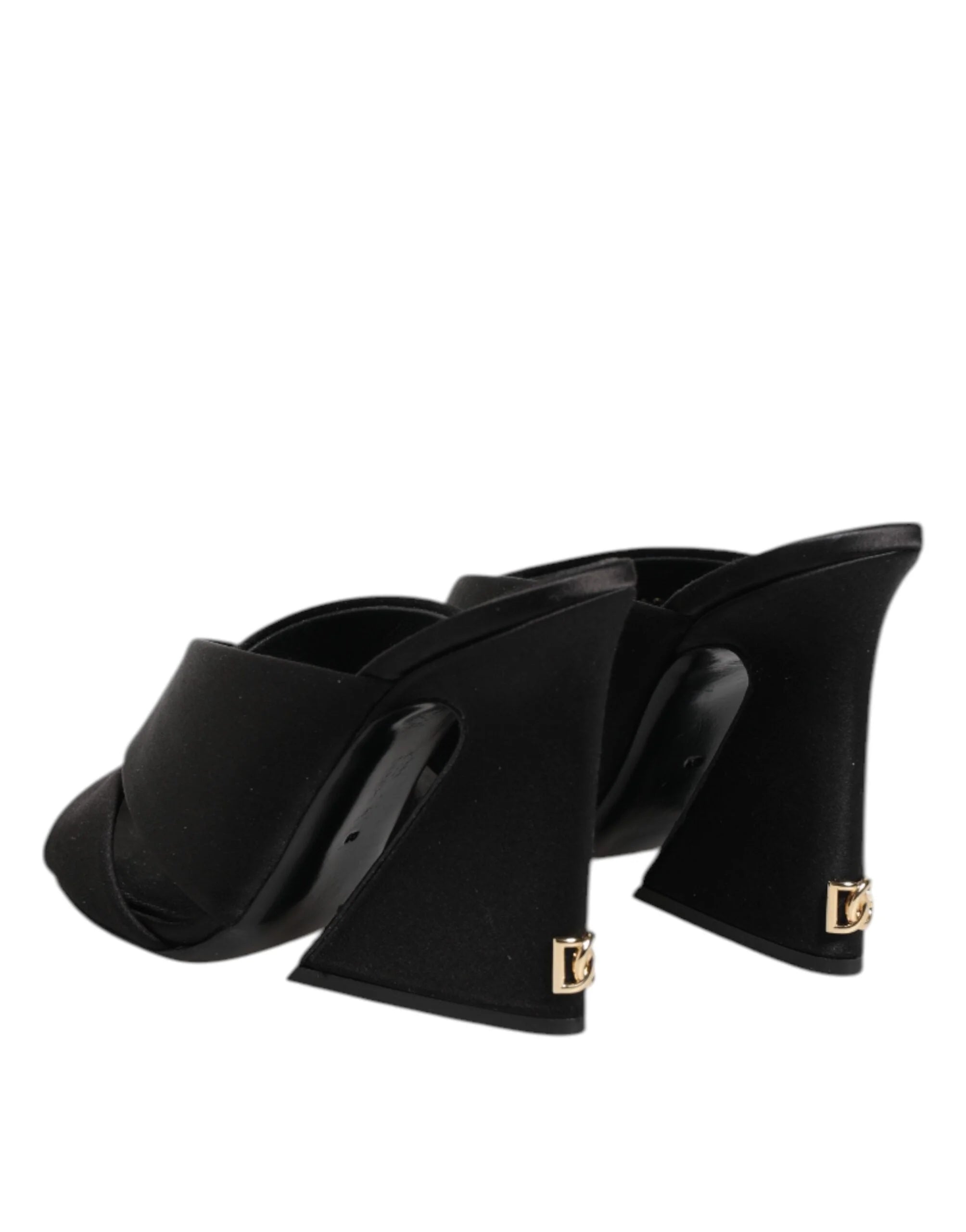 Vista de cima das sandalias de seda pretas Dolce & Gabbana, com tiras finas no tornozelo e palmilhas de pele com marca.