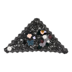 Tagasi vaade Dolce & Gabbana lillelistiku voolimütsile, mis näitab elegantset drapeeringut ja kunstpäraste pitsikäsundusi.