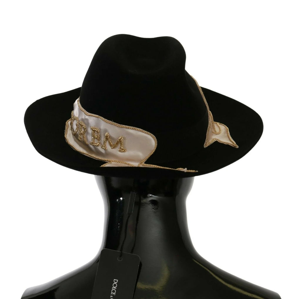 Detalle de los intrincados bordados Amor Gignit en la superficie de fieltro de liebre negro de este accesorio de Dolce & Gabbana.