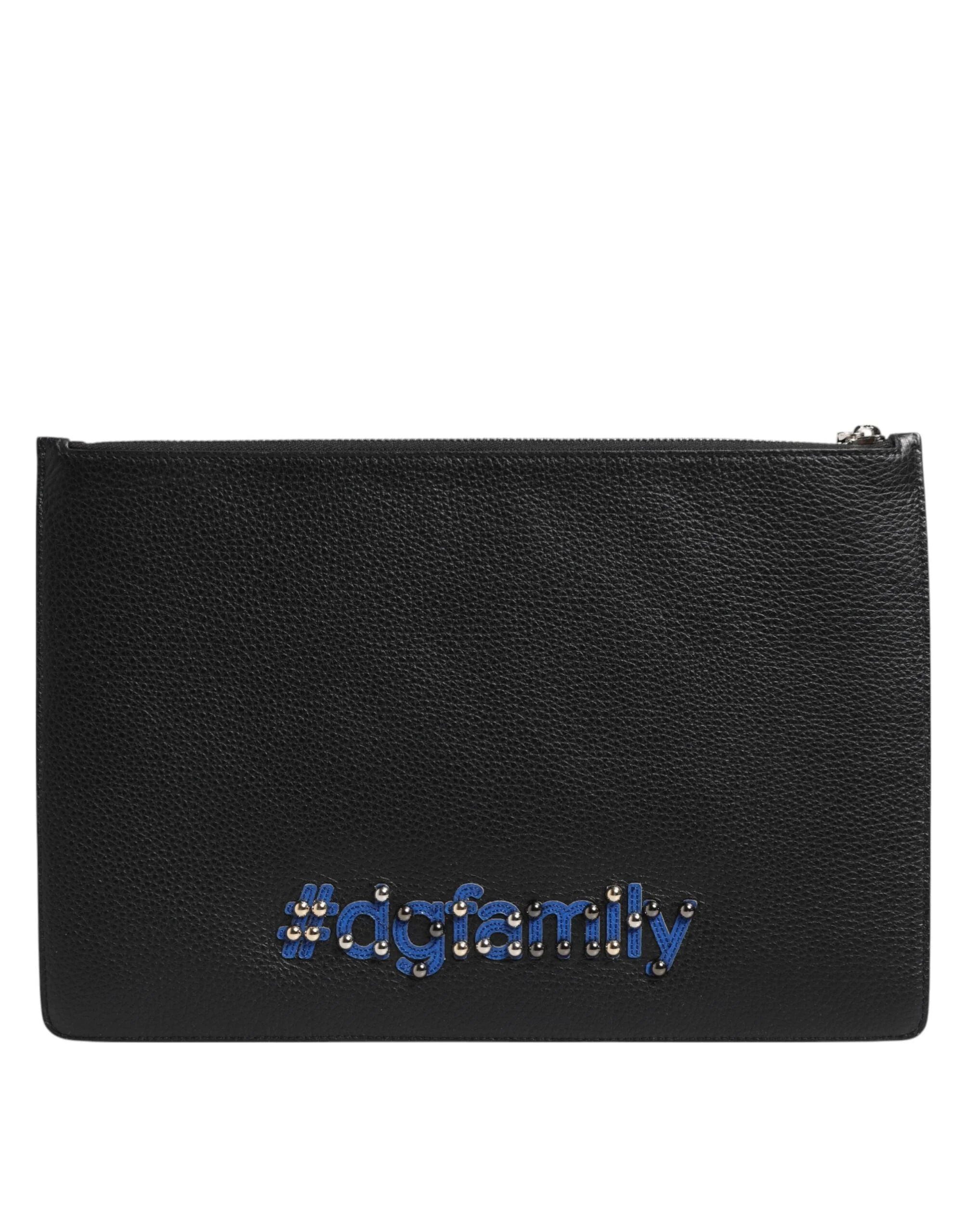 Κοντινό πλάνο των περίπλοκων patch #DGFAMILY και της κεντητικής δουλειάς στο μπροστινό μέρος της πολυτελούς δερμάτινης θήκης εγγράφων Dolce & Gabbana.