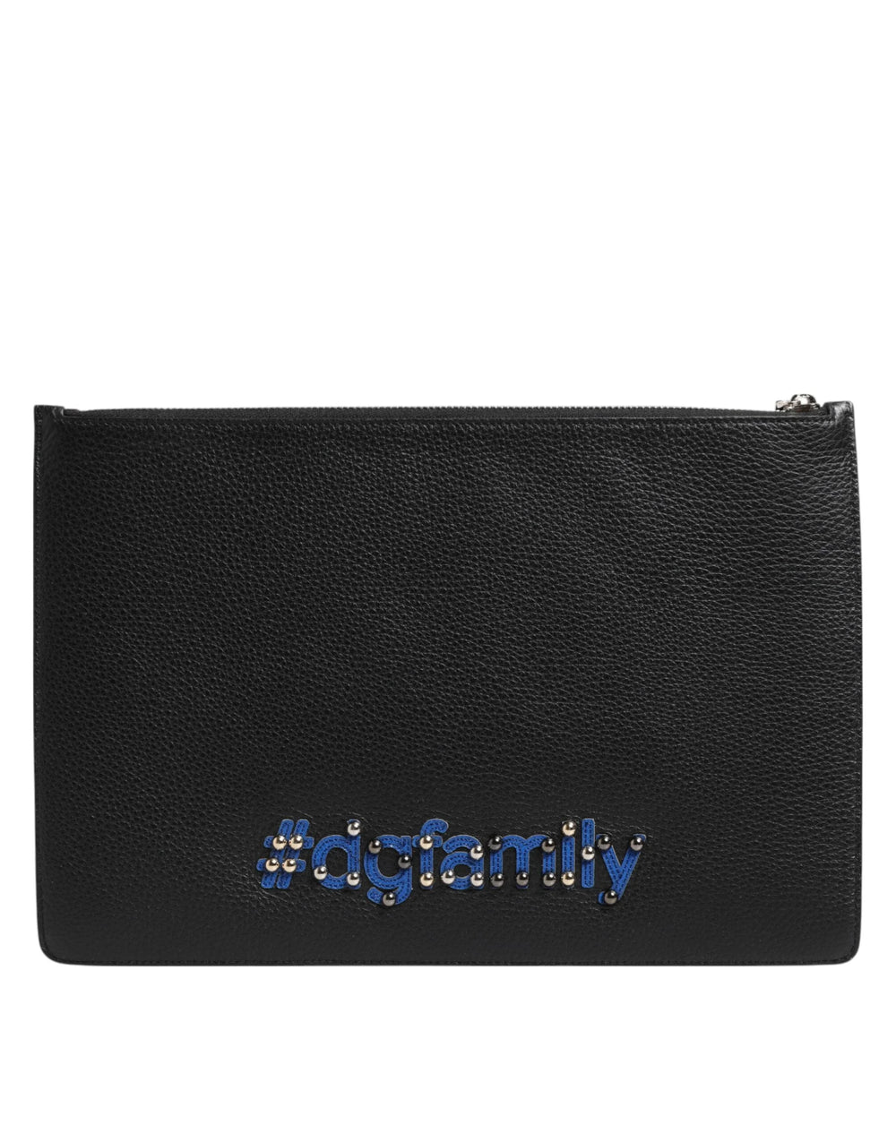 Κοντινό πλάνο των περίπλοκων patch #DGFAMILY και της κεντητικής δουλειάς στο μπροστινό μέρος της πολυτελούς δερμάτινης θήκης εγγράφων Dolce & Gabbana.