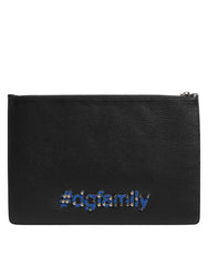 Κοντινό πλάνο των περίπλοκων patch #DGFAMILY και της κεντητικής δουλειάς στο μπροστινό μέρος της πολυτελούς δερμάτινης θήκης εγγράφων Dolce & Gabbana.