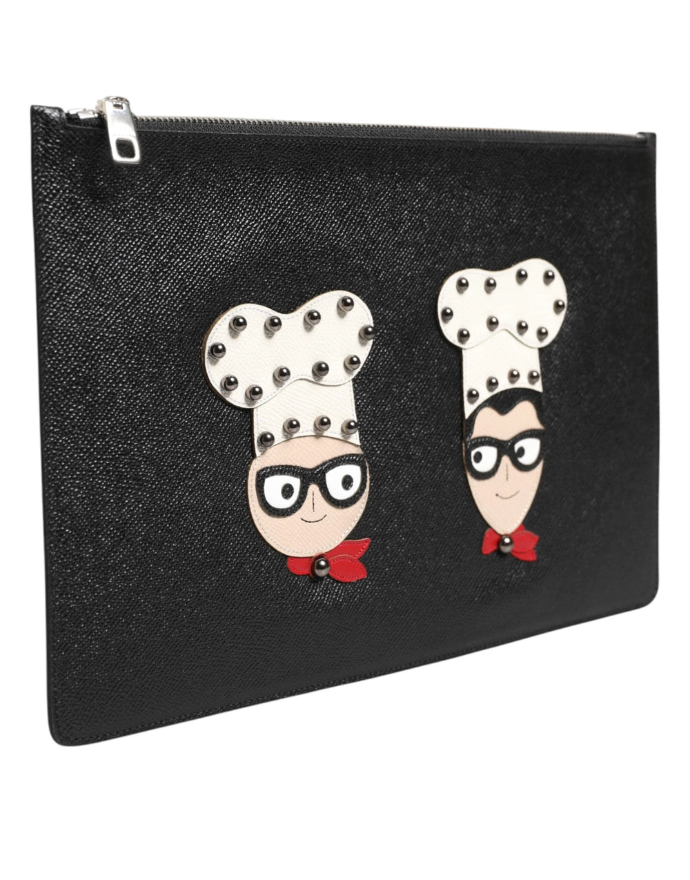 A Dolce & Gabbana bőr zacskó oldalirata, amely a karcsú, strukturált formát és az ezüstszínű hardvert mutatja be.