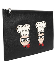 A Dolce & Gabbana bőr zacskó oldalirata, amely a karcsú, strukturált formát és az ezüstszínű hardvert mutatja be.