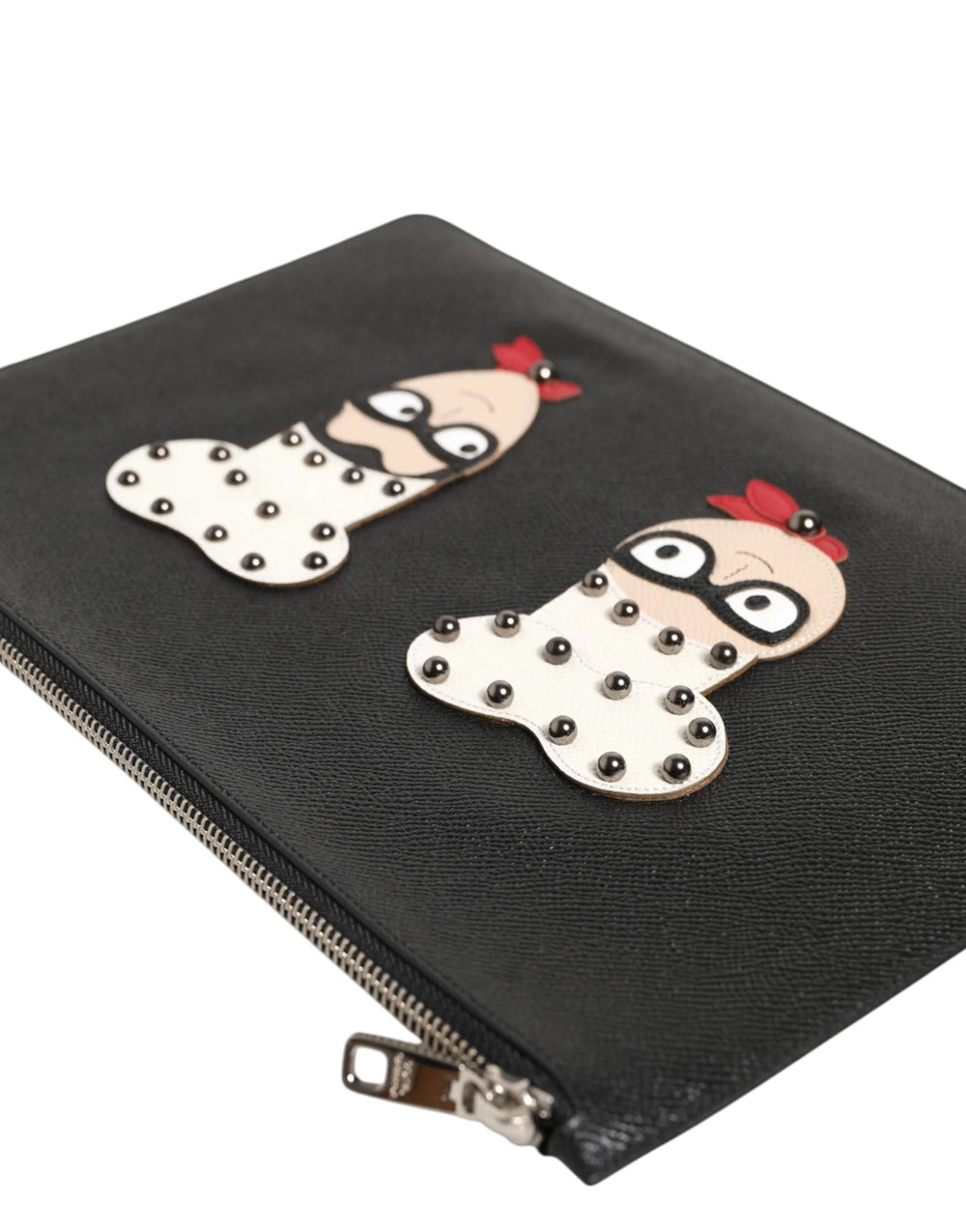 Részletkép a csiszolt ezüstszínű cipzáról és a bőr húzóról a Dolce & Gabbana tervezői ölelő táskáján.