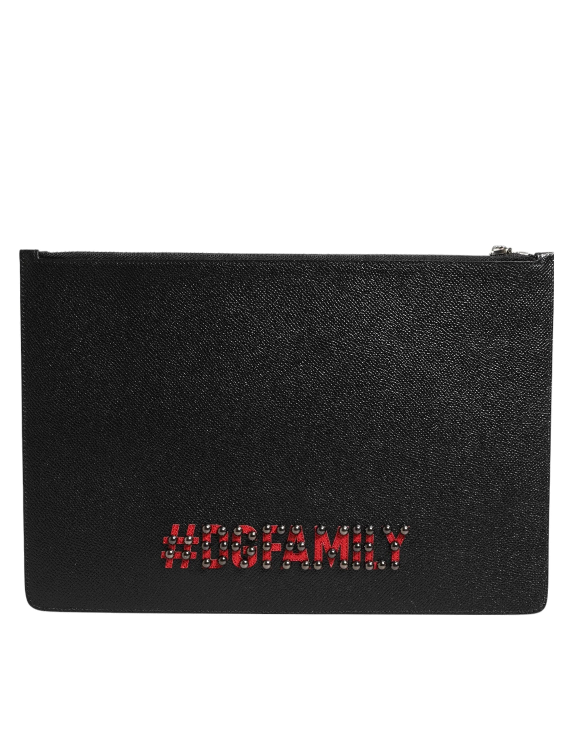 Közelségi felvétel a #DGFAMILY applikált részleteiről a fekete bőr felületén, ez a luxus férfi kiegészítő.