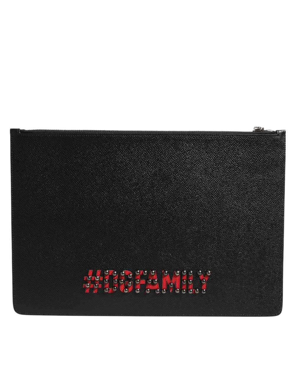 Közelségi felvétel a #DGFAMILY applikált részleteiről a fekete bőr felületén, ez a luxus férfi kiegészítő.