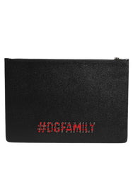 Közelségi felvétel a #DGFAMILY applikált részleteiről a fekete bőr felületén, ez a luxus férfi kiegészítő.