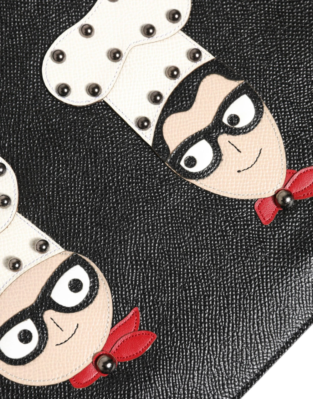 A Dolce & Gabbana bőr zacskó belseje, amely a tágas főkompartmentet és a logóval gravírozott táblát mutatja be.