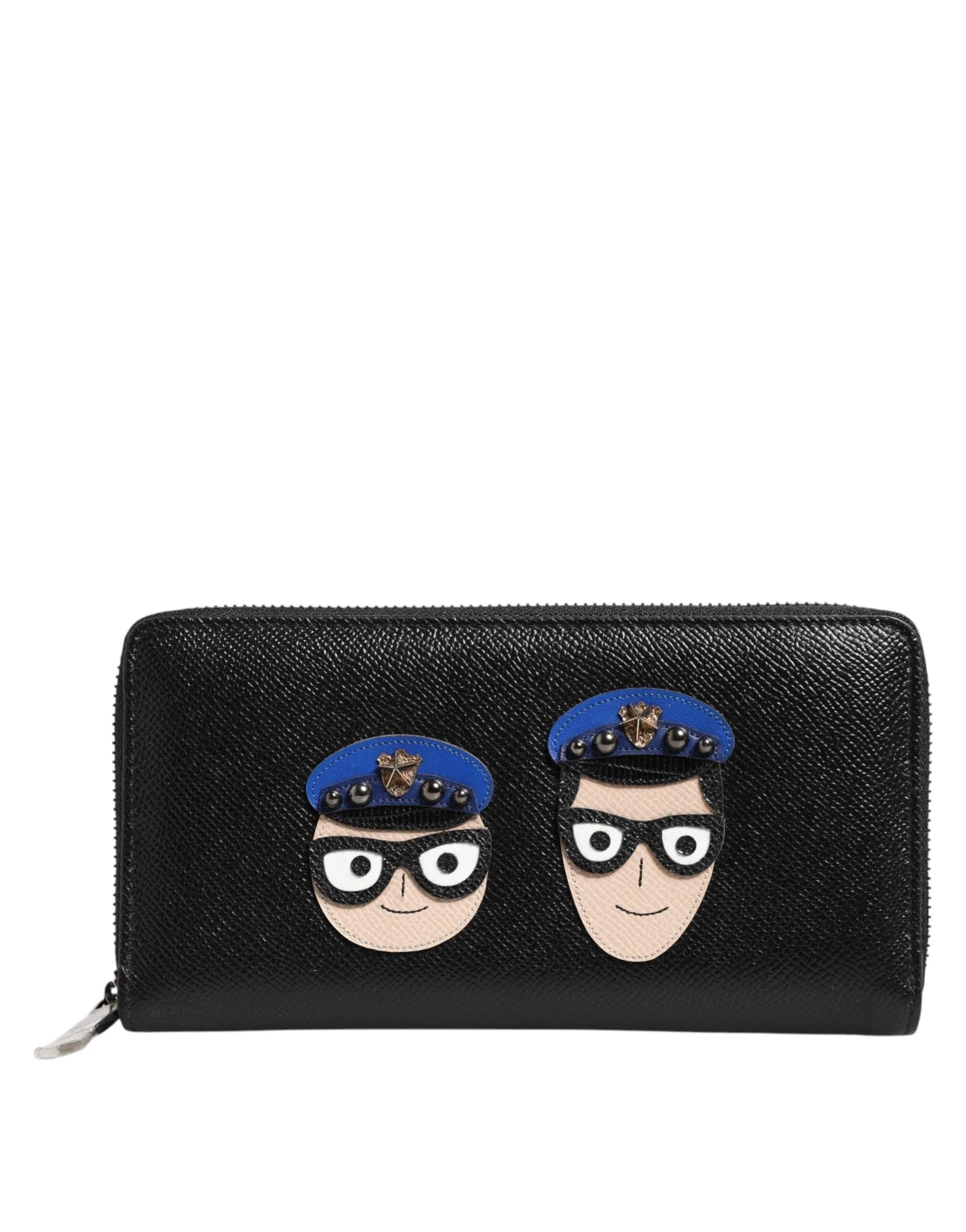 A Dolce & Gabbana #DGFAMILY bőr pénztárca oldalnézete, a karcsú formát és az ezüstszínű hardvert mutatja