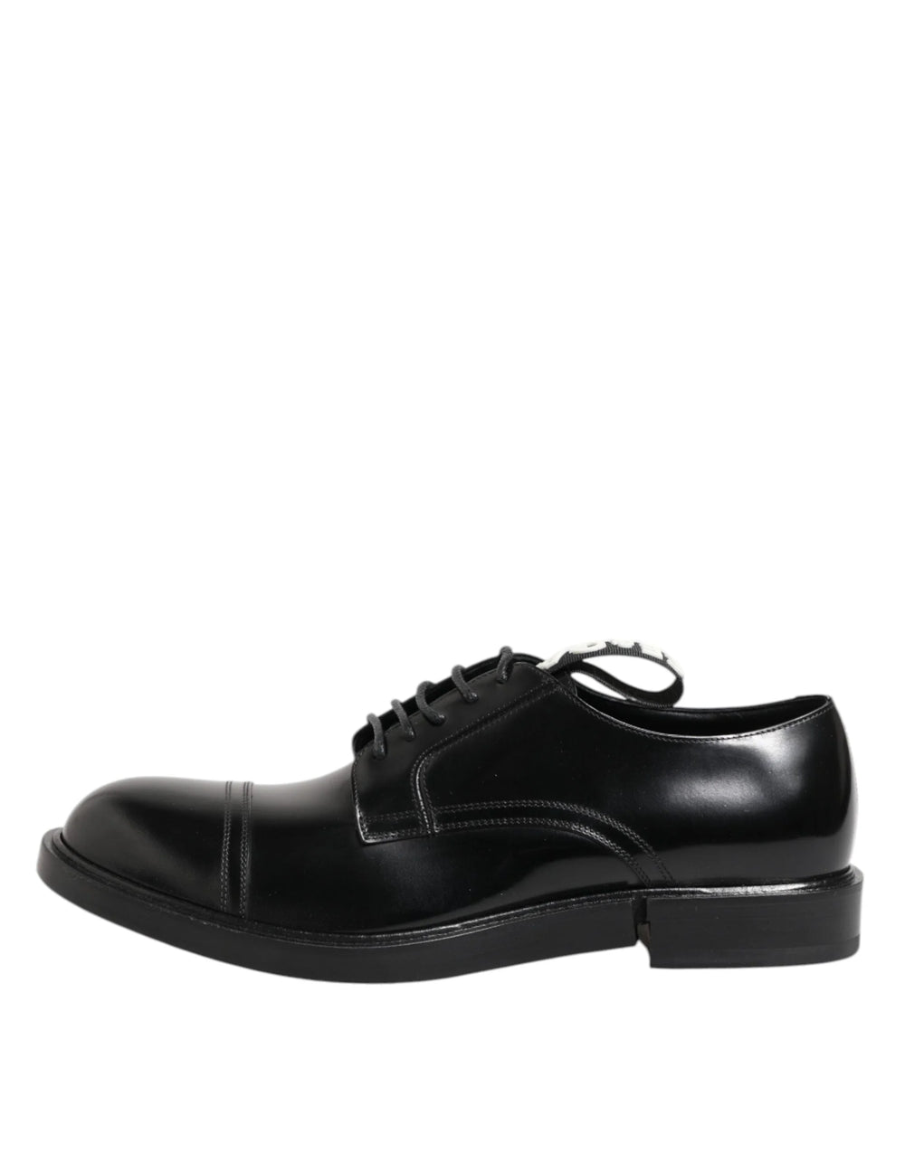 Detailný záber na šnurovanie a jemné stehovanie na čiernych kožených spoločenských topánkach Dolce & Gabbana.
