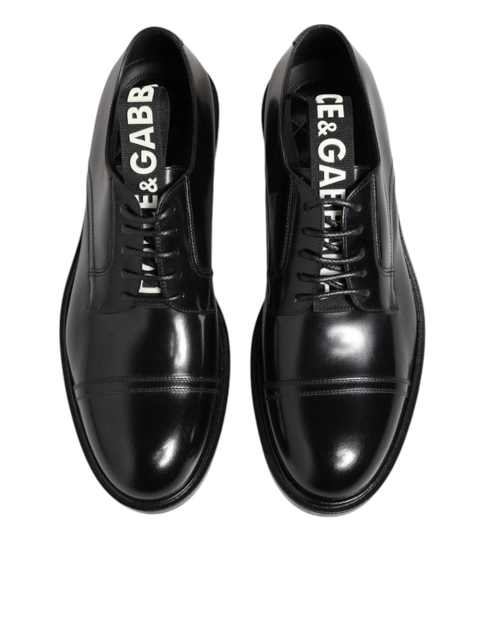 Bočný profil čiernych spoločenských kožených topánok Dolce & Gabbana pre mužov, zvýrazňujúci elegantnú siluetu a nízky opätok.
