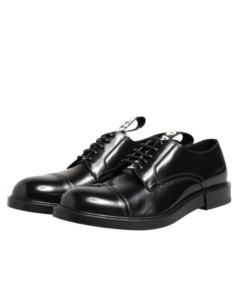 Pohľad zozadu na čierne spoločenské kožené topánky Dolce & Gabbana, zdôrazňujúci štruktúrovaný opätok a presné stehovanie.