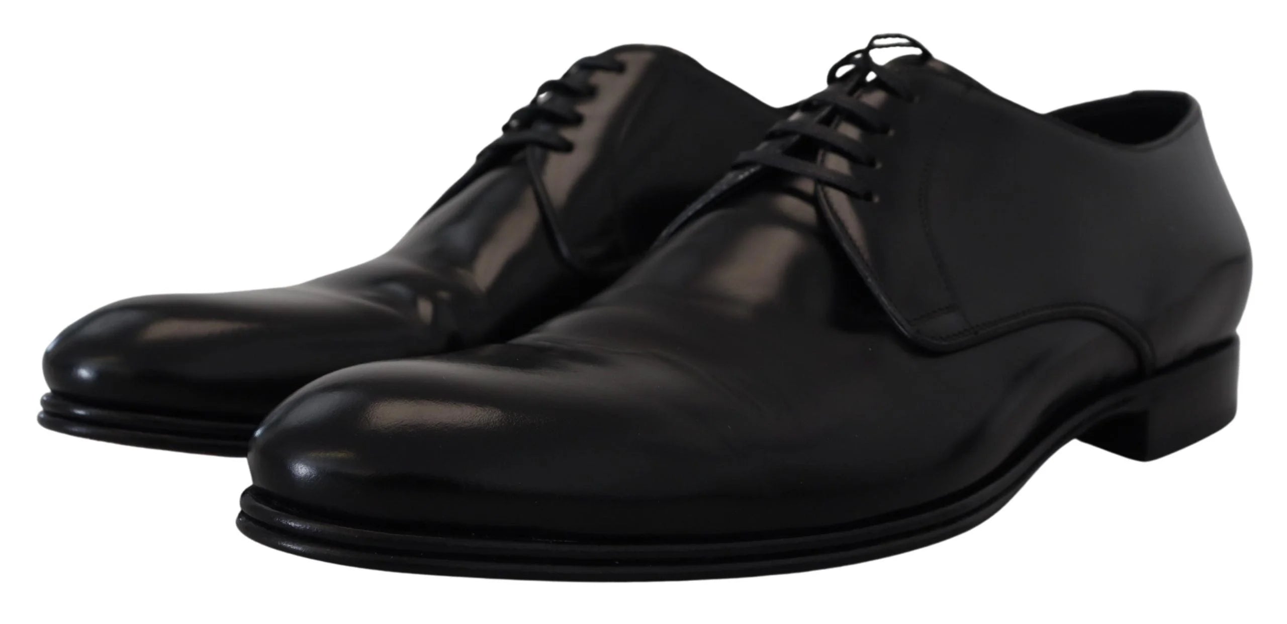 Prim-plan al texturii premium din piele 100% și al sistemului de șireturi de la acești pantofi formali Dolce & Gabbana pentru bărbați.