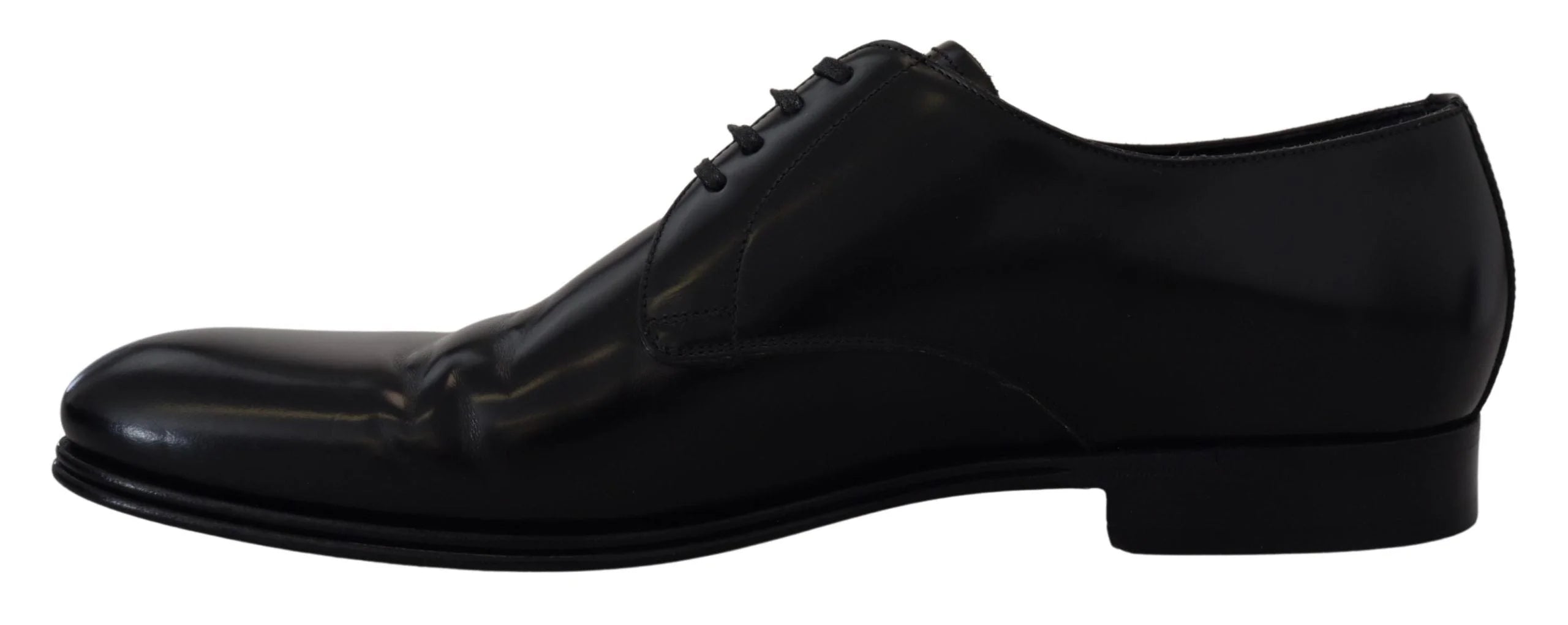 Priveliște de dedesubt a pantofilor de ocazie Dolce & Gabbana, care prezintă talpa din piele de înaltă calitate și măiestria logo-ului gravat.