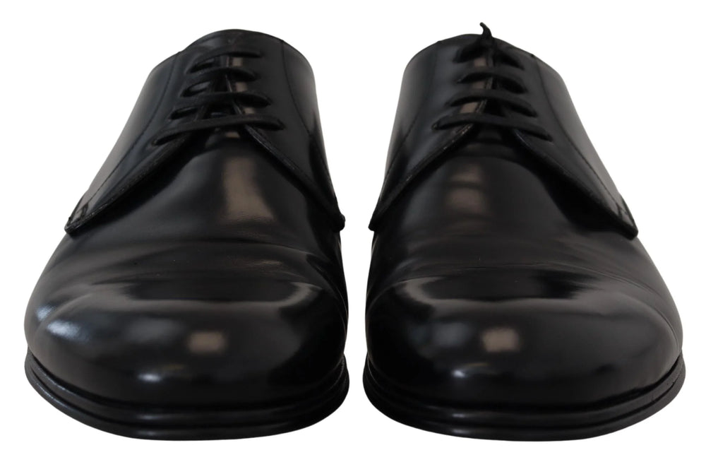 Priveliște de sus a pantofilor formali din piele neagră de la Dolce & Gabbana, cu șireturi tonale și un vârf migdalat rafinat.