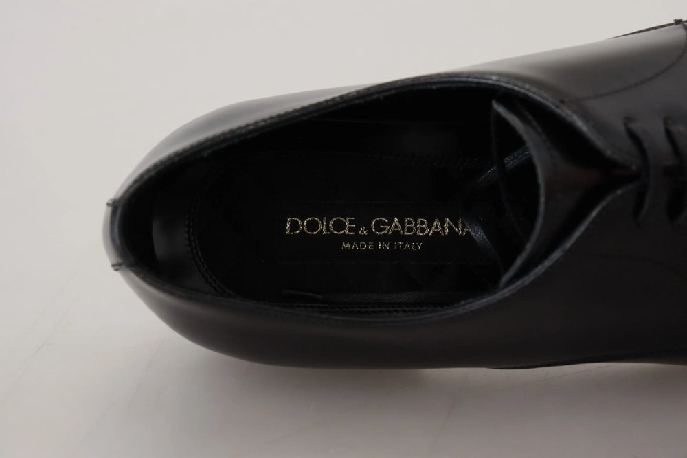 Profil lateral al pantofilor formali negri din piele Dolce & Gabbana, arătând curba elegantă și construcția cu toc stratificat.