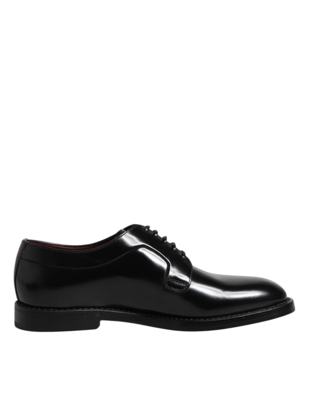 Detalii ale interiorului din piele și logo-ului Dolce & Gabbana ștanțat în aur pe branțul căptușit al pantofilor Derby.