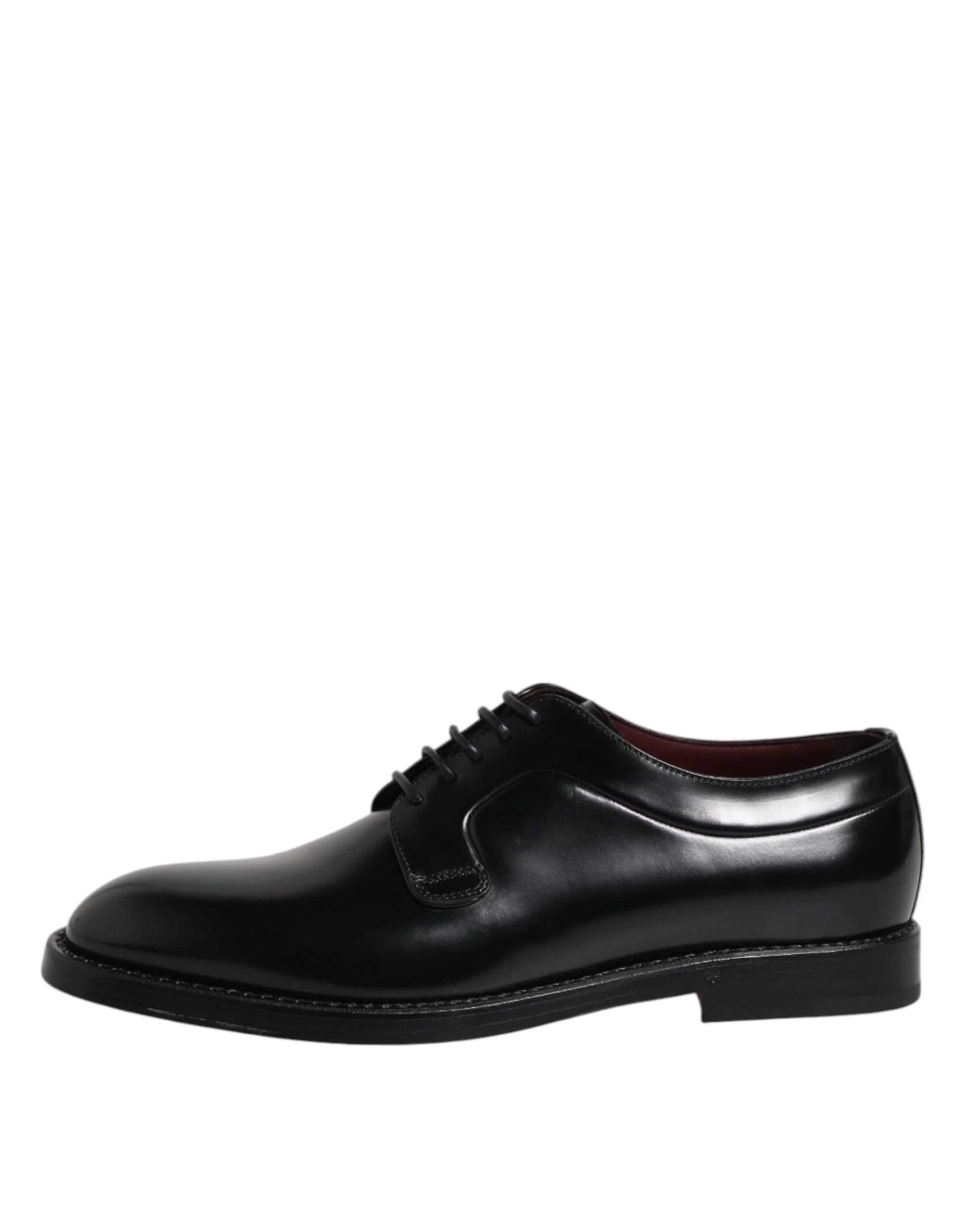 Prim-plan al texturii netede din piele de vițel și a sistemului de închidere cu șireturi al acestor pantofi eleganți pentru bărbați Dolce & Gabbana.