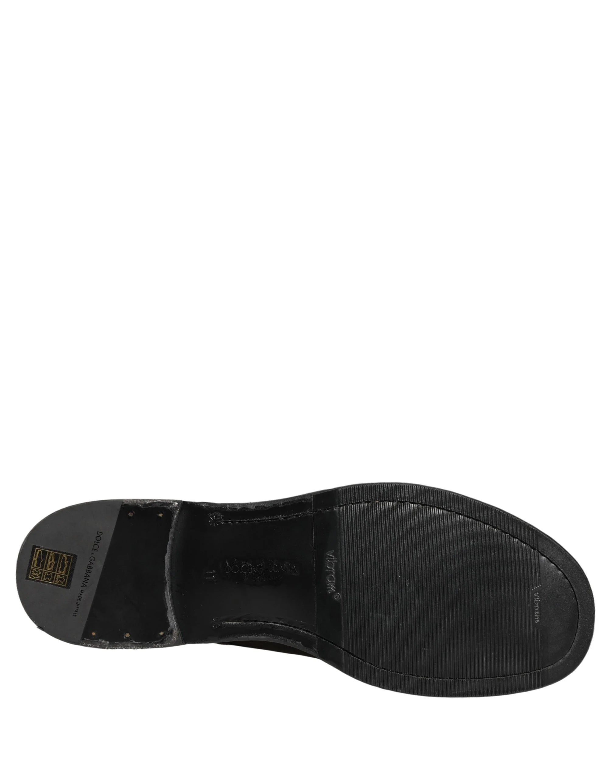 Van bovenaf van Dolce & Gabbana zwarte leren veterschoenen, met een elegante amandelteen en interieur branding.