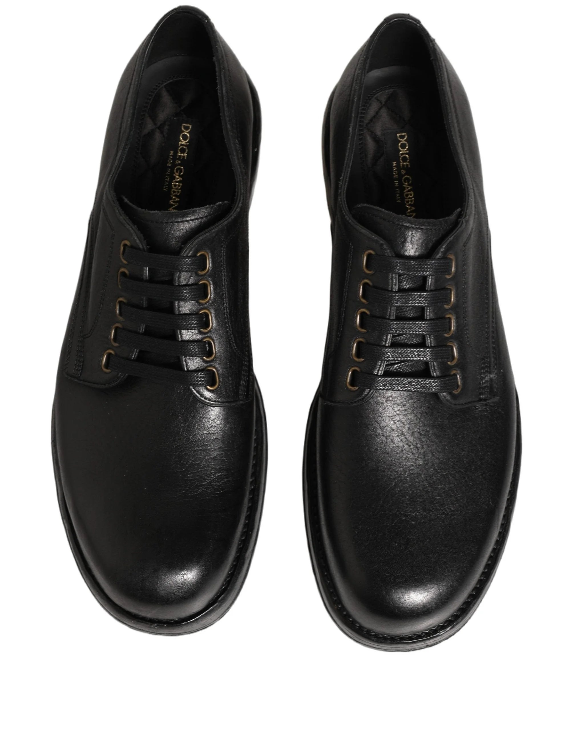 Close-up van de premium zwarte lederen textuur en precisie vetering op deze Dolce & Gabbana heren Derby schoenen.