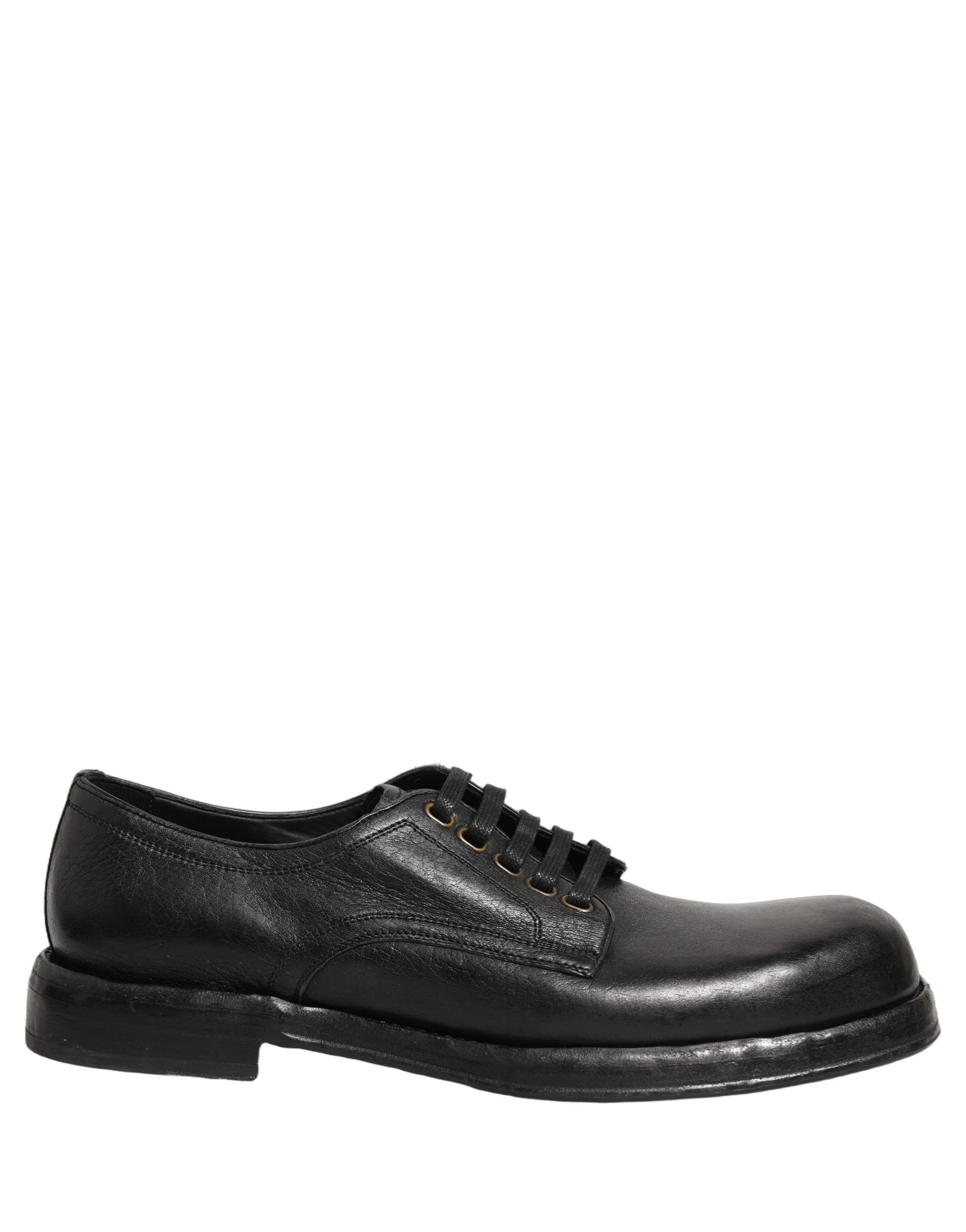 Achterkant van Dolce & Gabbana zwarte leren dress shoes, toont de gestructureerde hiel en verfijnde stiksel.