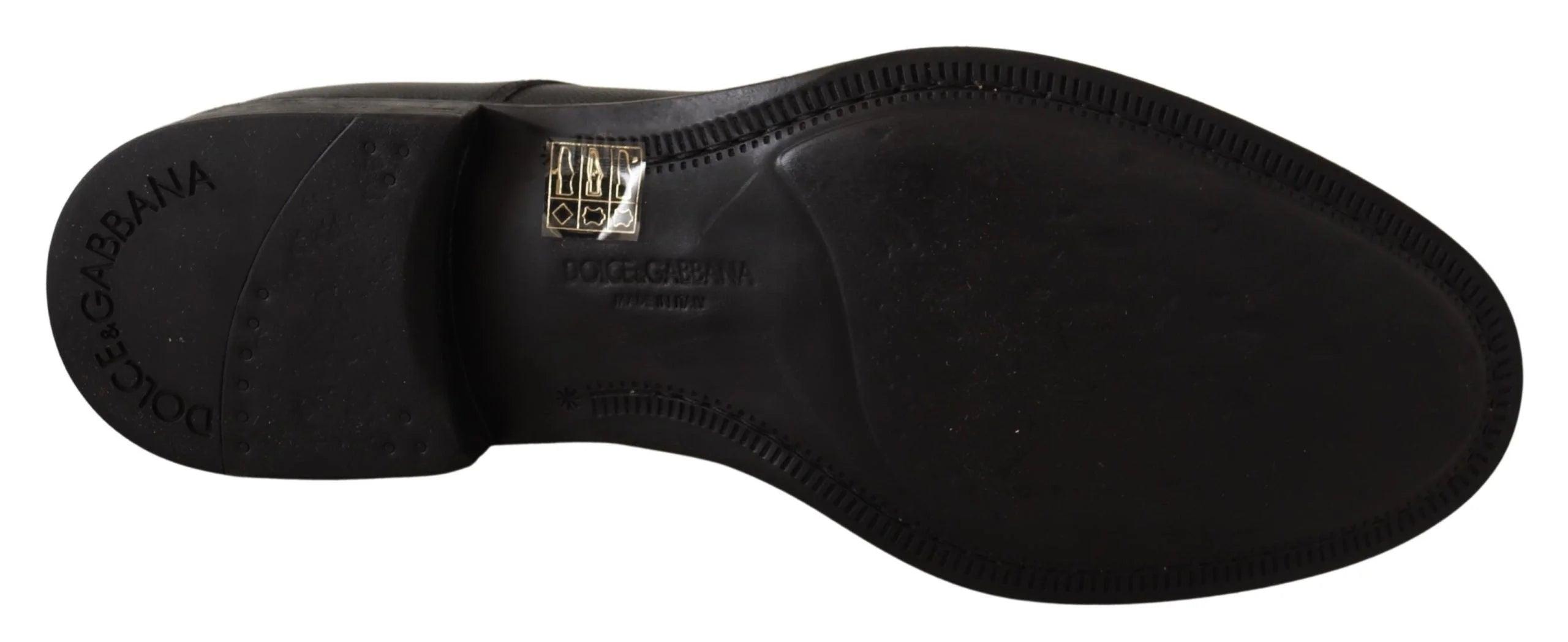 Close-up da textura de couro premium e do artesanato na biqueira destes sapatos formais masculinos Dolce & Gabbana.