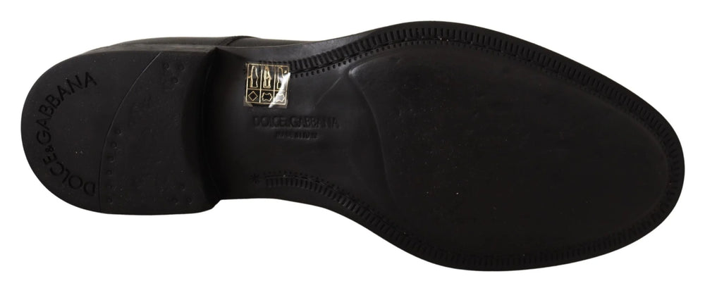 Close-up da textura de couro premium e do artesanato na biqueira destes sapatos formais masculinos Dolce & Gabbana.